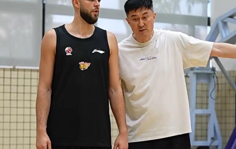 PG电子app下载-宏远官方晒训练动态！杜锋表情严肃，麦考尔归队，胡明轩三分很准